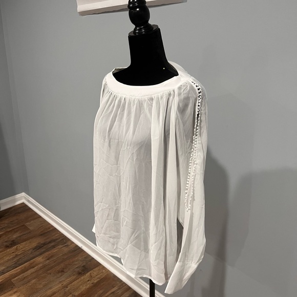 White open sleeve blouse🤍
Stunning never worn flowy blouse! - Picture 2 of 6